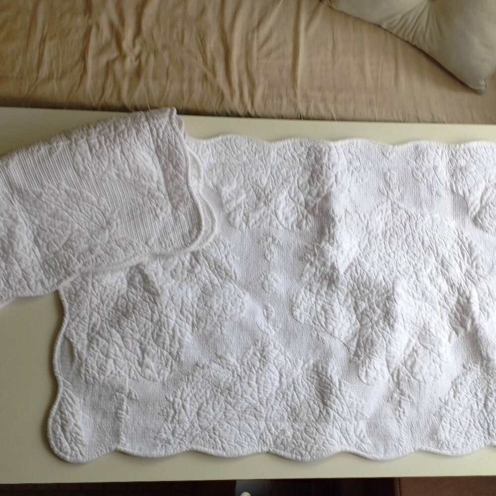 SET OF KING SIZED PILLOW SHAMS WITH SCALLOPED EDGE